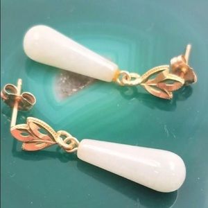 Vintage 10k Yellow Gold Graceful Jadeite Earrings